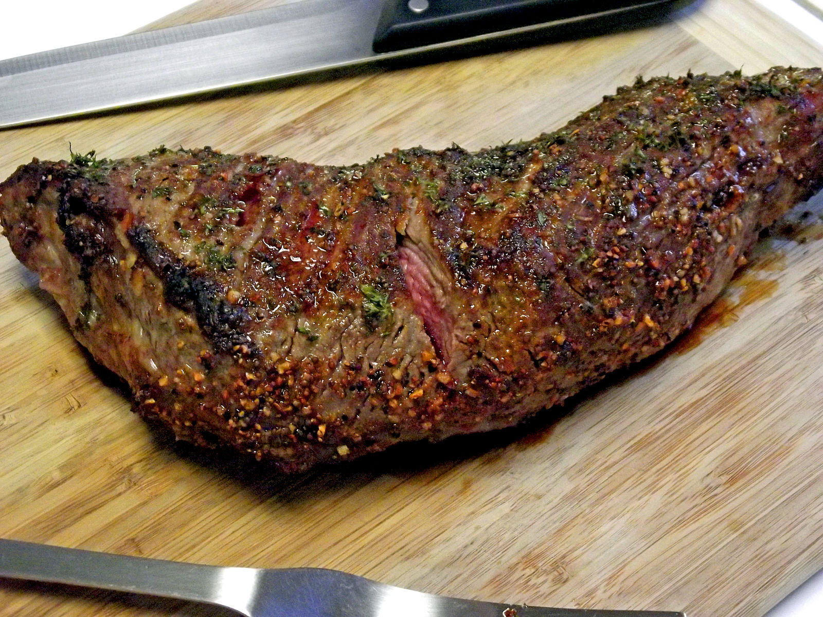 A grilled tri-tip steak on a cutting board. Courtesy: Mark Miller [CC BY-SA 3.0]