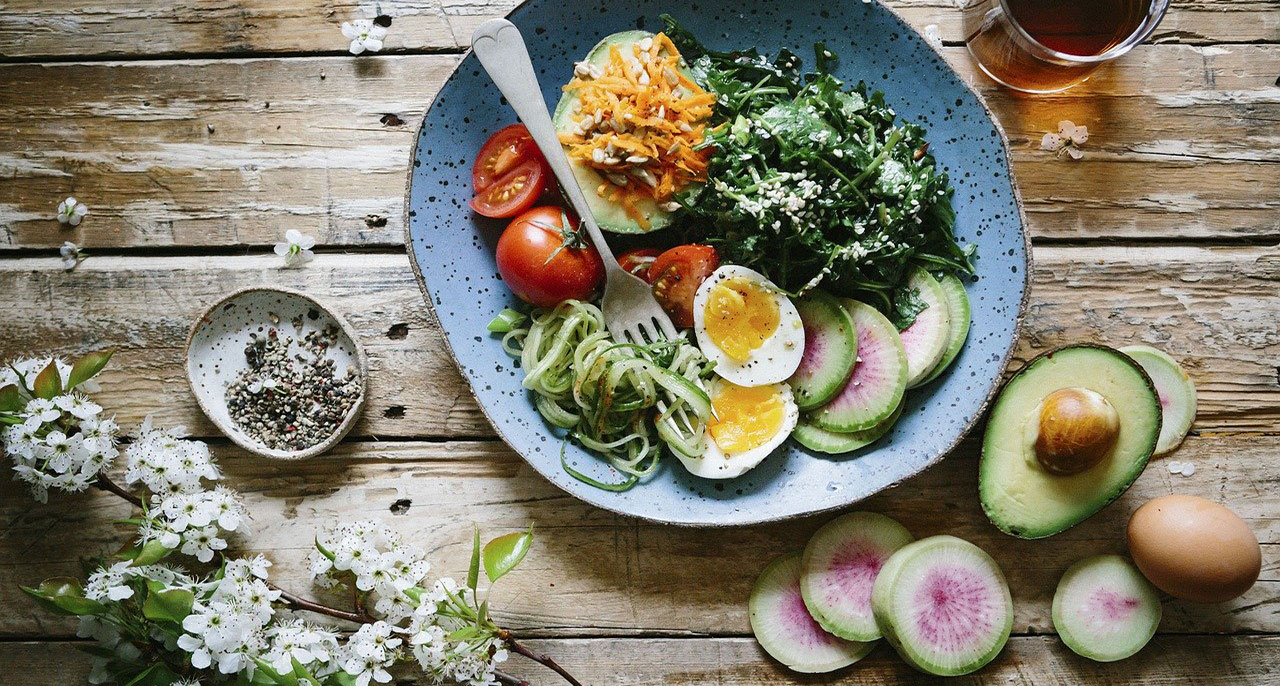 A blue plate filled with a variety of fresh vegetables.