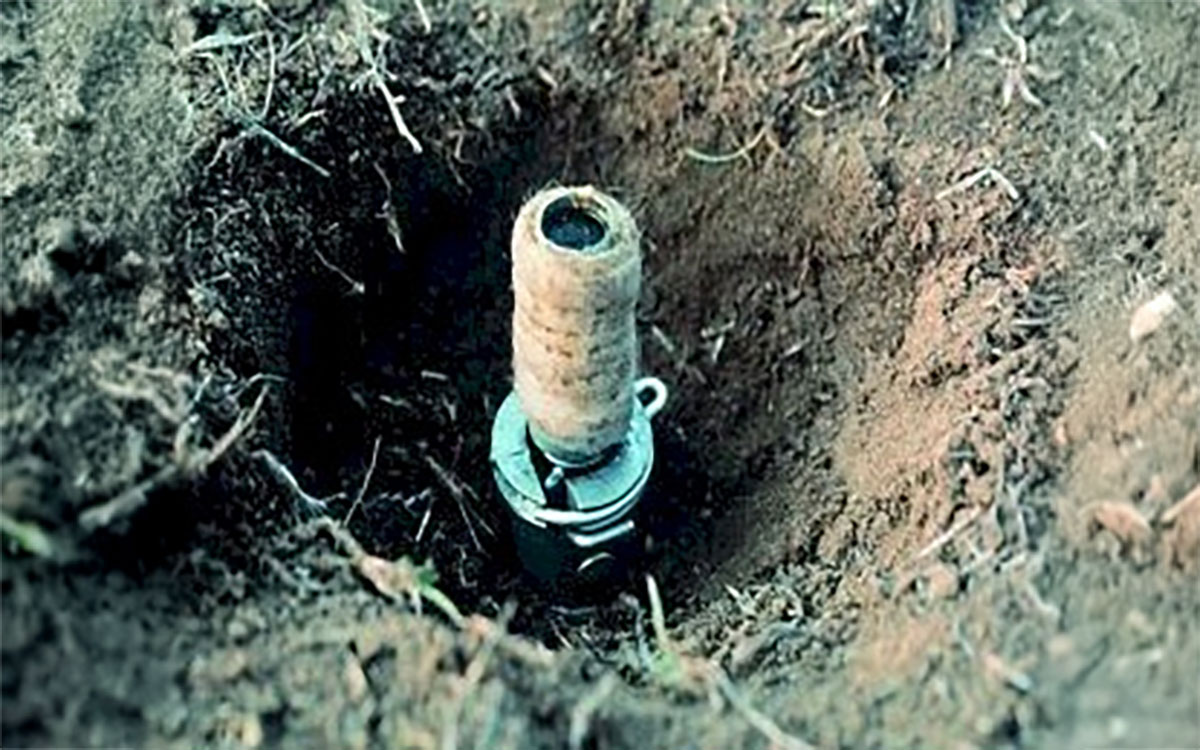 Closeup of a set M-44 device.
