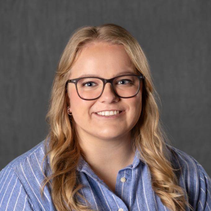 Professional portrait of Kira Moorse