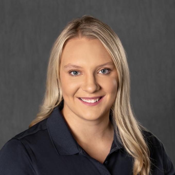 Professional portrait of Hannah Schochenmaier