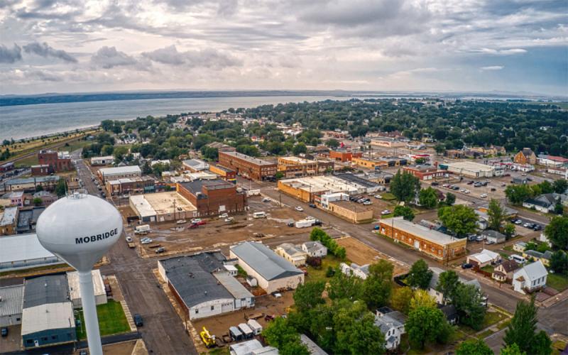 An aerial view of the town of Mobridge with the Missouri River in the background.