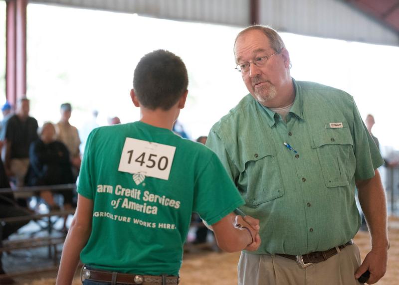 Judge shaking 4-H members hand