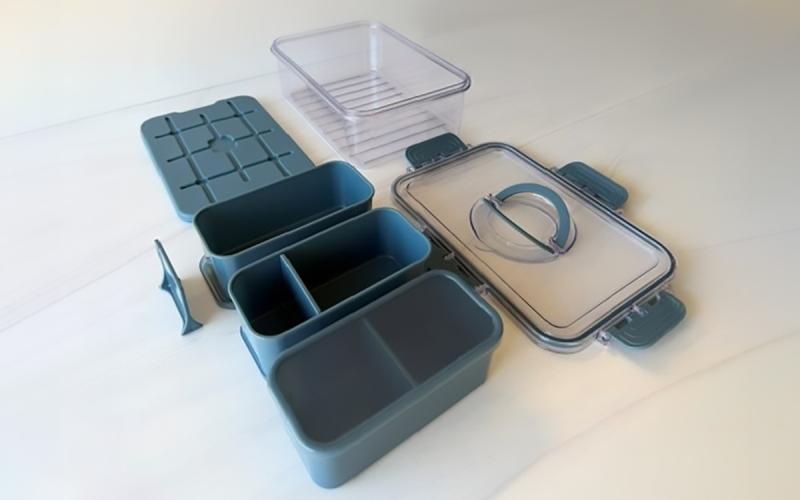 Disassembled Snackle Box with dividers, lid, and ice pack.