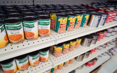 Canned vegetables on a grocery store shelf.