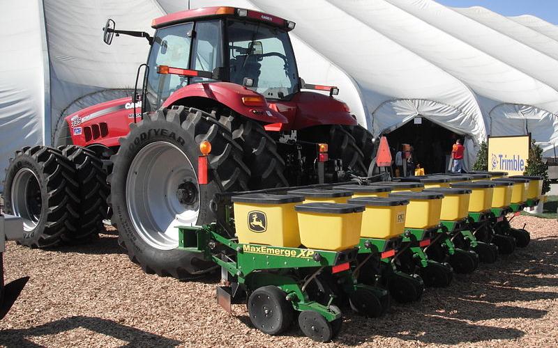 A John Deere Max Emerge XP corn planter behind a Case IH Magnum 335 with AFS precision farming system.