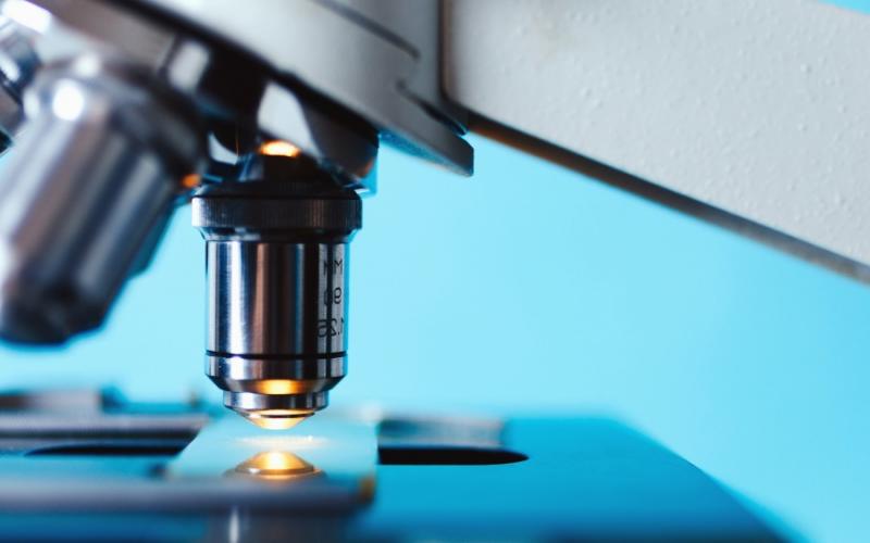 Microscope analyzing a slide.