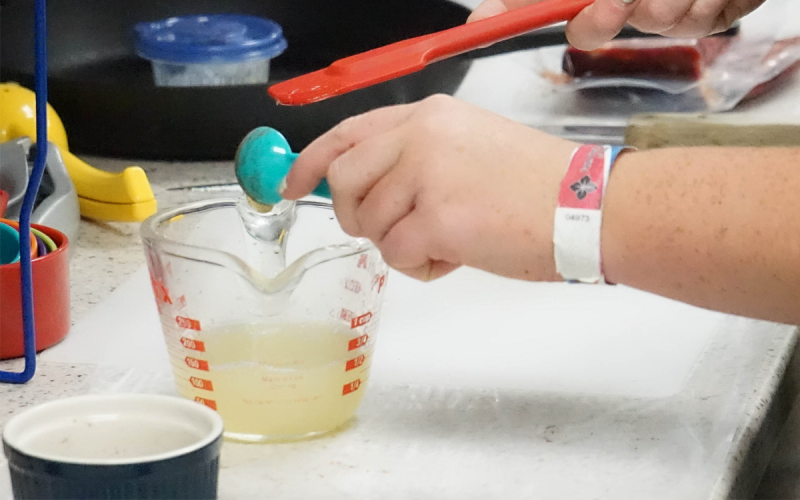 iCook teaser measuring honey using a tablespoon and filling a glass liquid measuring cup