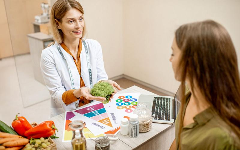 Dietician presenting dietary recommendations to a client.