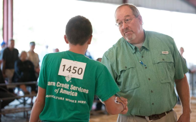 Judge shaking 4-H members hand